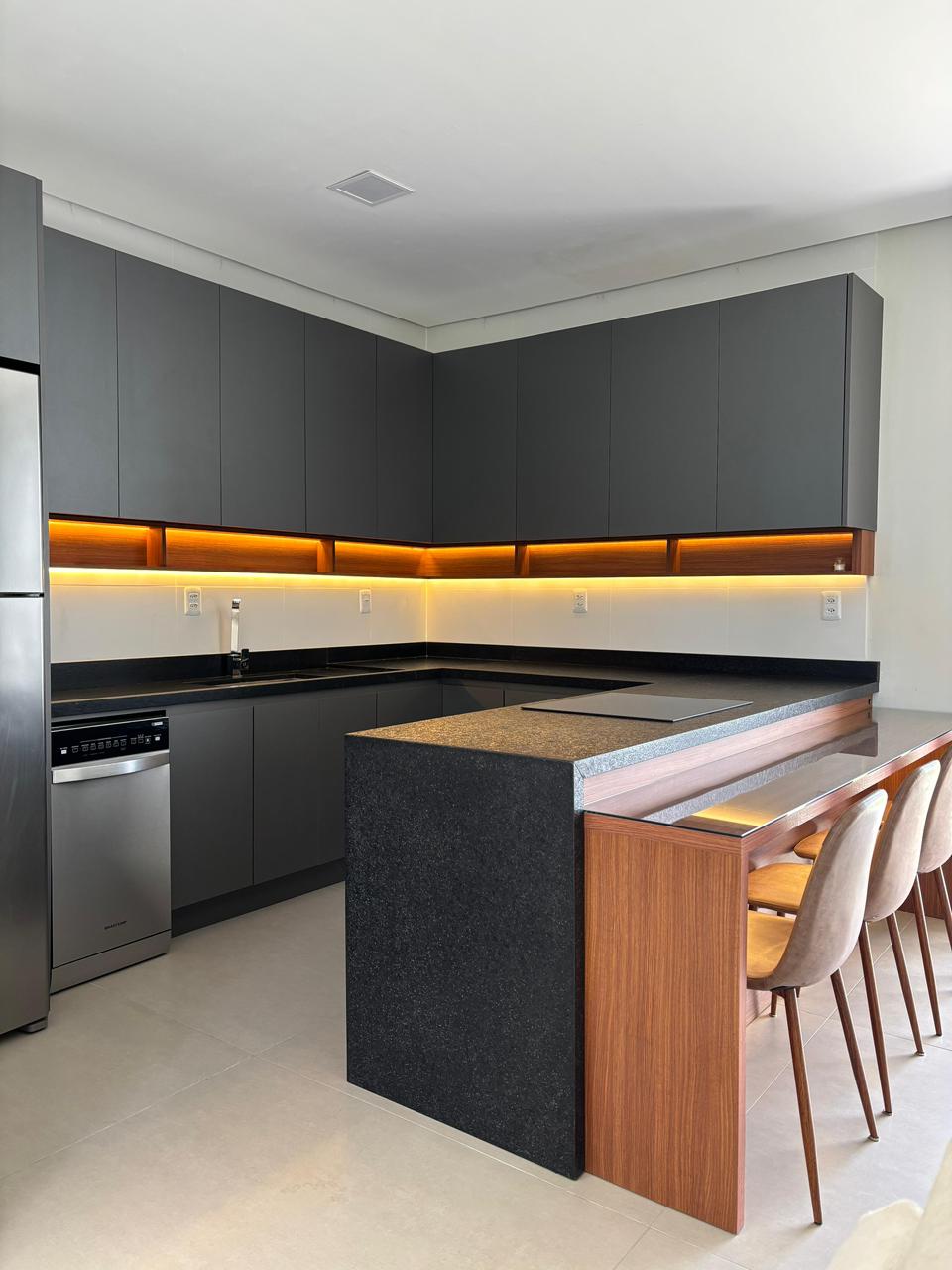 Cozinha integrada — ilha com bancada