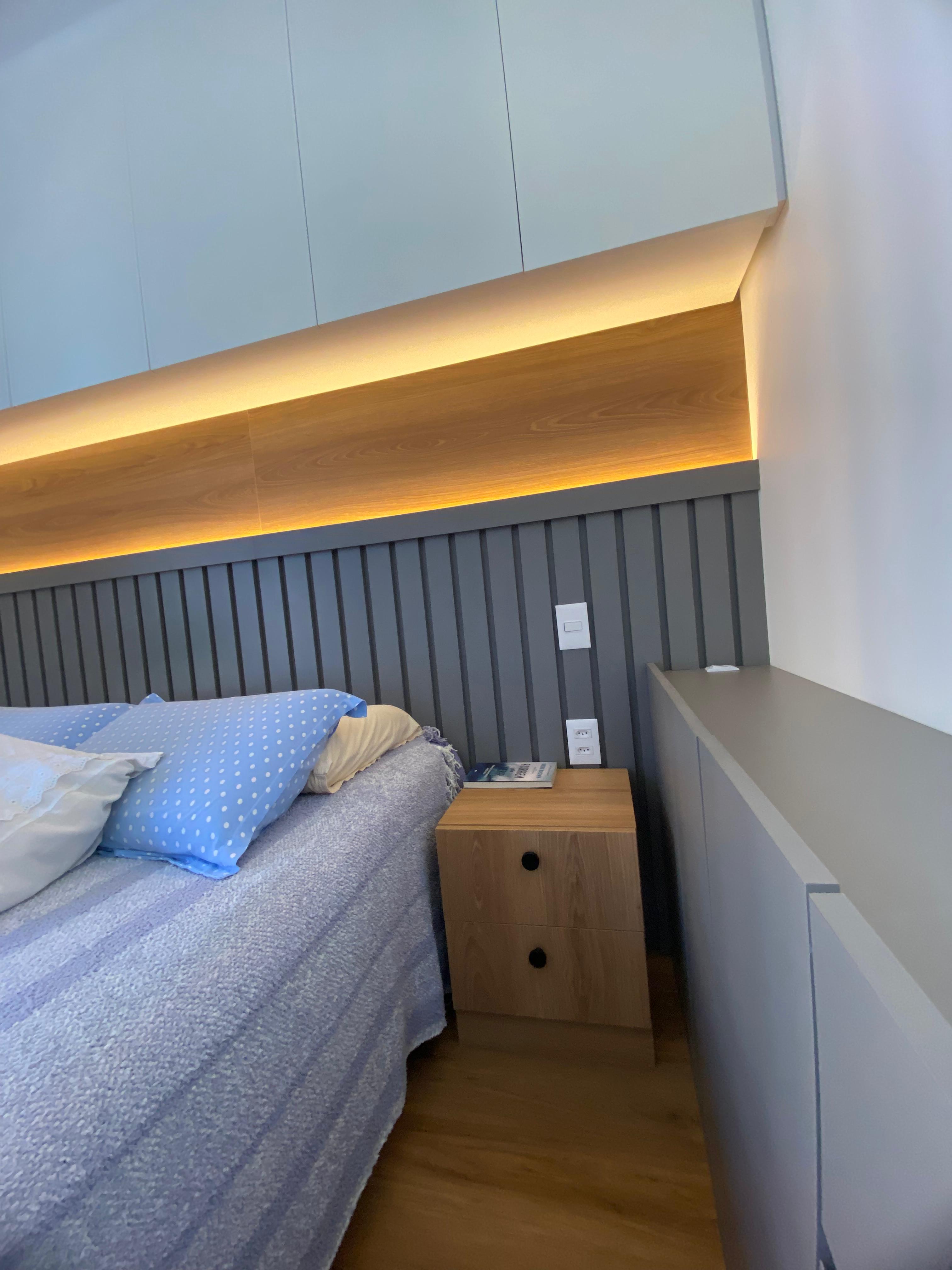 Quarto com cabeceira ripada sob medida