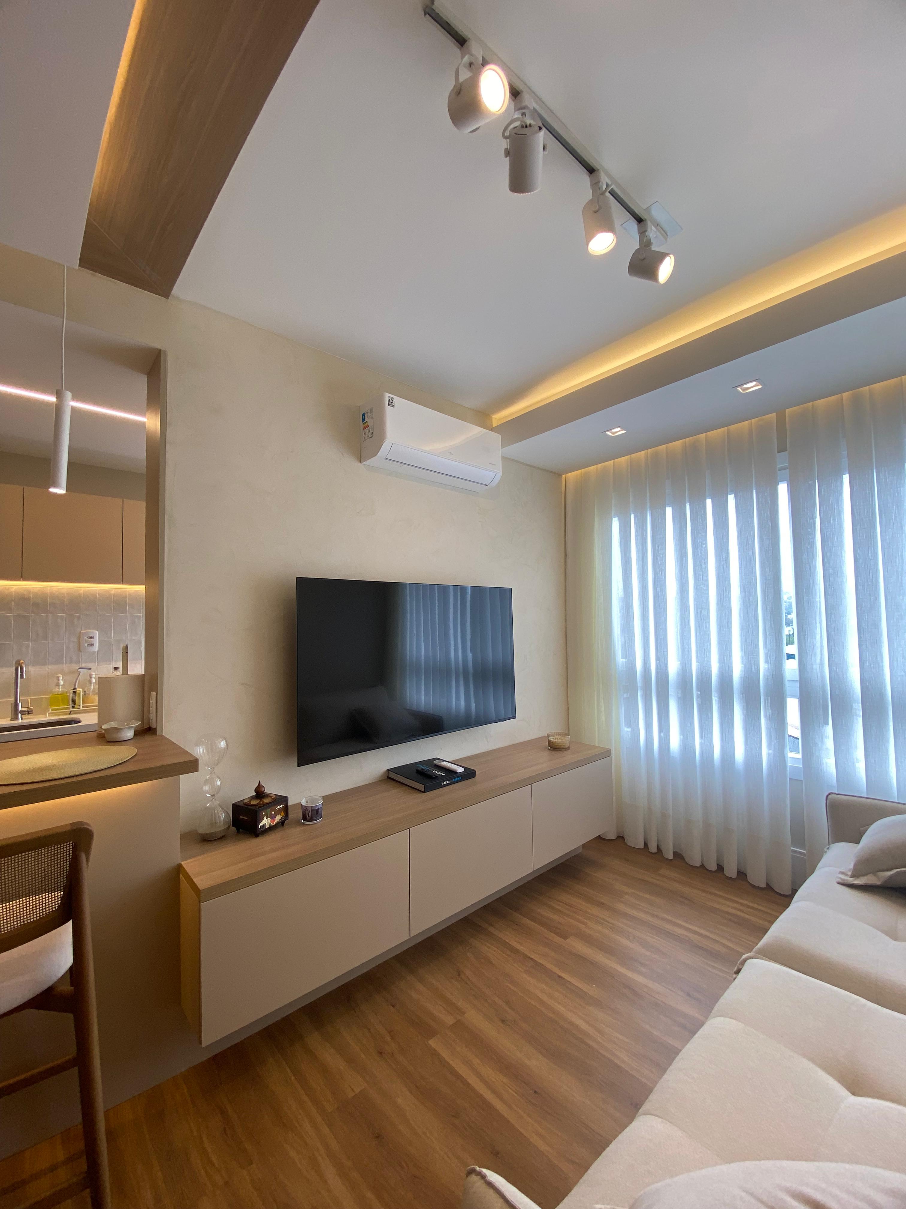 Sala de estar — painel de TV em marcenaria