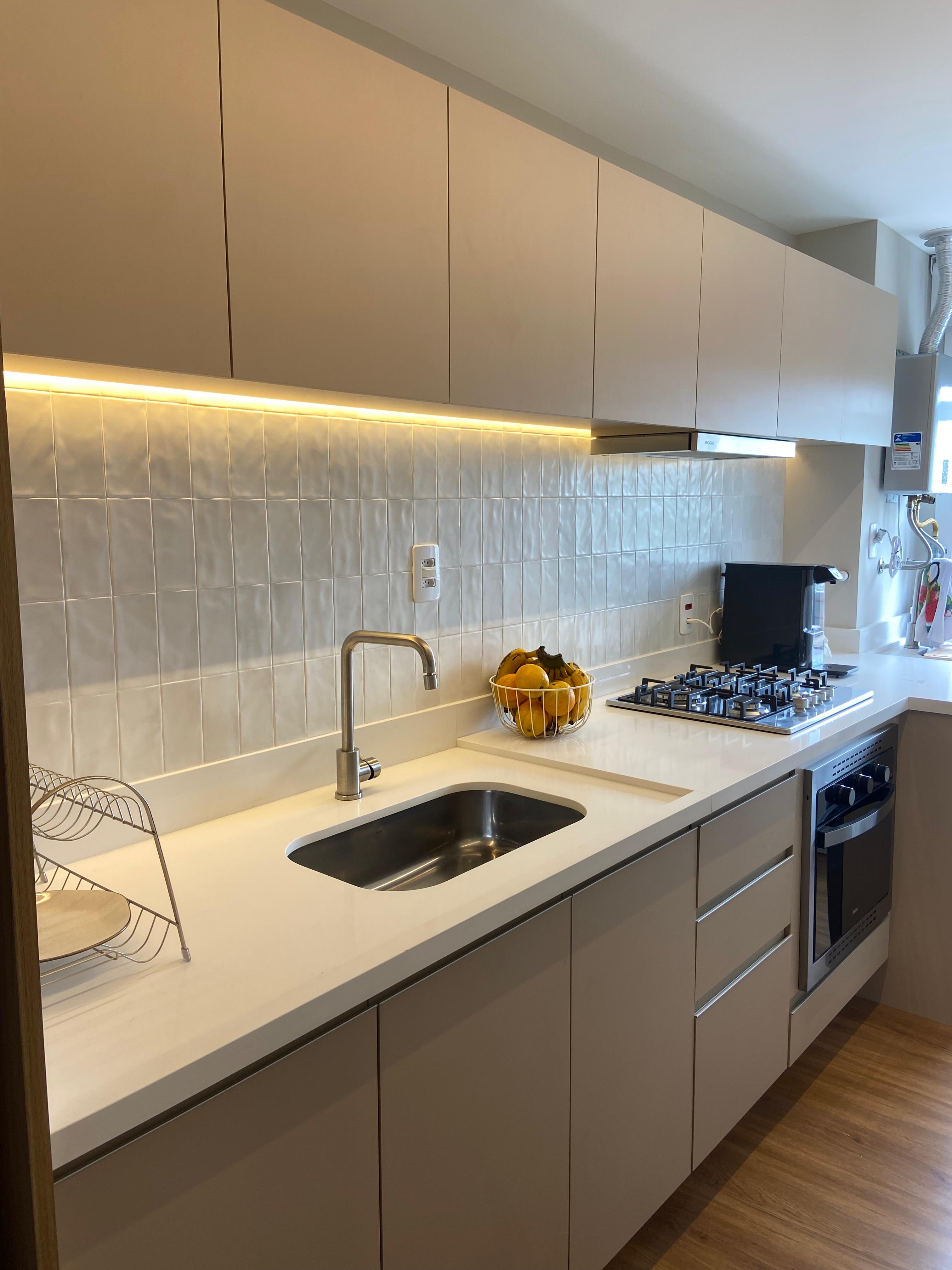 Cozinha com cooktop e acabamento em branco